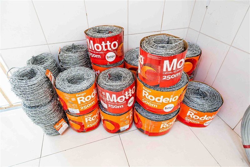 Bobinas de arame farpado em estoque na JBR Telas e Alambrados