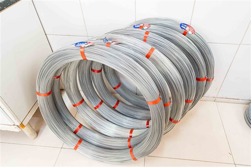 Bobinas de arame liso galvanizado em estoque na JBR
