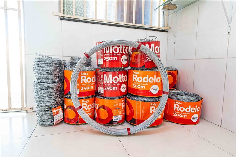 Arame liso e farpado para cercamento rural