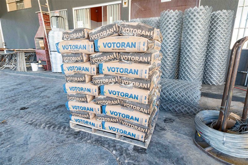 Estoque de cimento Votorantim CP2 utilizado na fabricação de mourões JBR
