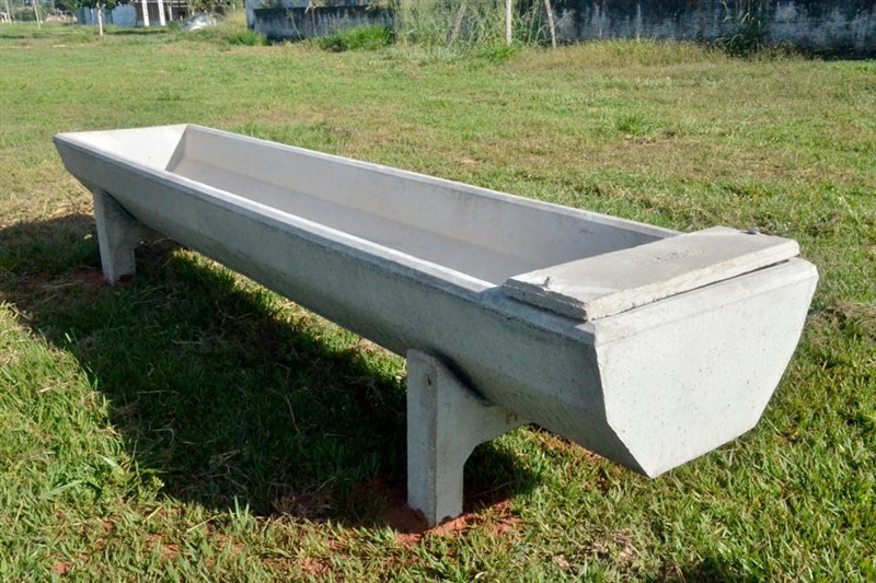 Cocho e bebedouro bovino de concreto fabricados pela JBR para manejo de gado