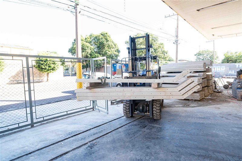 Movimentação de mourões de concreto no pátio da JBR com empilhadeira