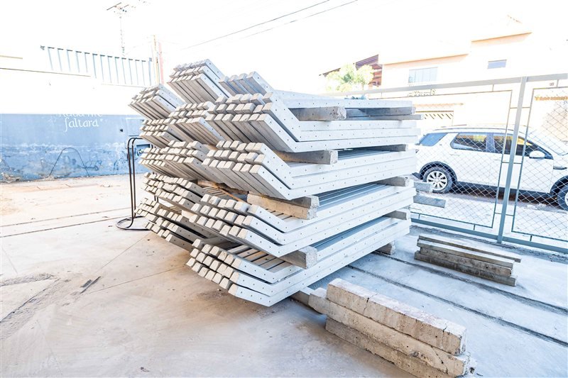 Estoque de mourões curvados de concreto fabricados pela JBR em Presidente Prudente