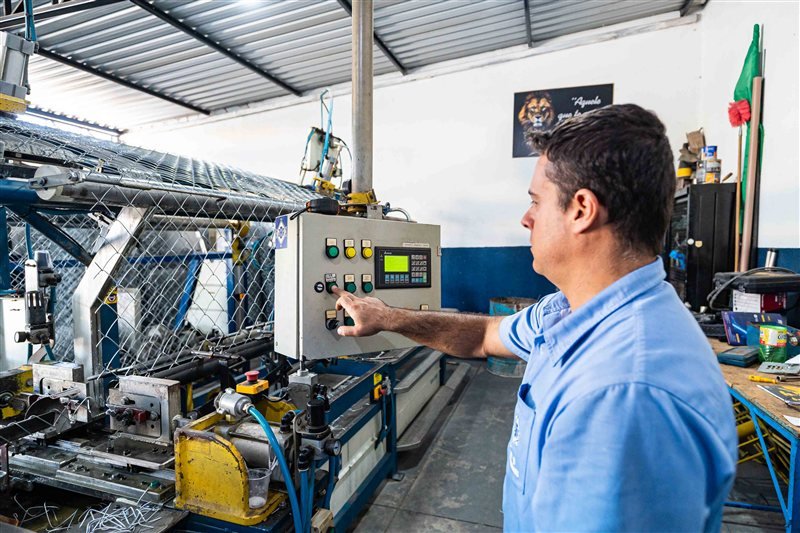 Operador na máquina de fabricação de alambrado JBR